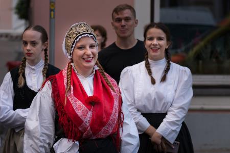 S soncem obsijan drugi festivalski dan 50. Dnevov narodnih noš in oblačilne dediščine v Kamniku (96)